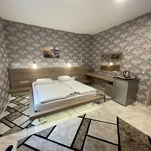 https://bourgas-de-luxe-studio.varna-hotels.com